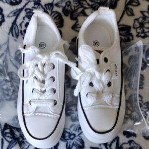 Women's White Fashion Sneakers